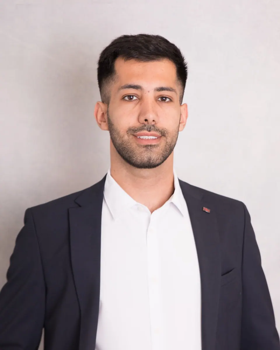 Pezhman Hosseini, Geschäftsführer